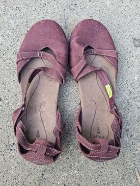 Ahnu Karma Latitude Maroon Suede Criss Cross Mary Jane Flats Size 8.5